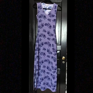vacker HENNES klänning - Snygg lila och blommig långklänning från Hennes. Klänningen har en slit vid benet och faller väldigt snyggt. Materialet är skönt och skrynklar sig inte. Nästan oanvänd, inga fläckar eller märken. Passar lika bra att styla upp som att ha till vardags