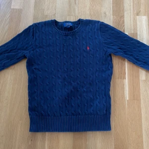 Kabelstickad Ralph lauren tröja - Hej! Jag säljer denna Ralph laurentröjan. Den är i fint skick. 