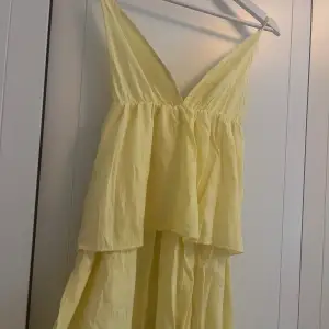 Jättefin gul klänning med volanger! Storlek xs/s💛💛