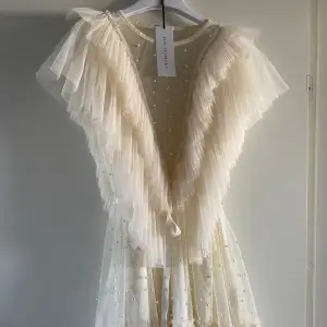 Superfin klänning som är perfekt till studenten eller skolavslutning! (Andvänd en gång) skriv om ni har några frågor  Ny pris: 4 995 säljer för: 3 900 Modell: Nathalie dress cream white  