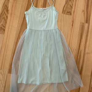 Klänning  - Säljes i begagnat skick, strl 140. Jag är väldigt mån om mina köpare. Skulle du vara missnöjd med ditt köp så ta gärna kontakt med mig innan dåligt omdöme, så har jag en chans att rätta till det. Katt finns i hemmet (allergivänlig ras).