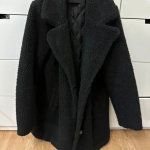 Teddy kappa - Kappa i teddy från Vero Moda i storlek S, använd men bra skick