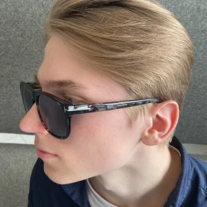 Tom Ford Olivier solglasögon  - Tja! Säljer nu dessa extremt snygga tom Ford Olivier glasögon. De har sjukt snygg och annorlunda fade och är i fint skick. Nypris ligger runt 3000kr. Missa inte dessa inför sommaren.