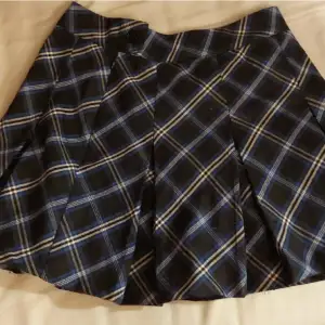Jättesöt kjol! Säljer då den aldrig används. Storlek 34 (vilket motsvarar typ xs/s).🎀🤍