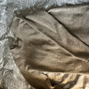Stickad tröja från vero Moda  - Säljer en super gullig stickad tröja i en jättefin beige färg i strl S🩷 säljes då den tyvärr inte kommer till användning