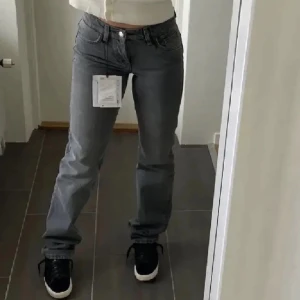 Zara jeans  - Lågmidjade gråa zara jeans som är as trendiga och snygga! Nypris 550🥰 Nästan aldrig använda 