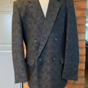 Kostym från Magni strl 50 - Endast använd 1 gg Herr Tyget är av 50% Ull 30% Viscos  20% Polyester 