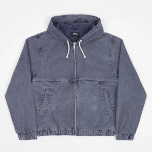 Stussy Jacka - Grym Stüssy Stone Washed Work Jacket i blå färg, har onlinekvitto från Ssense. Jackan är i gott skick och är perfekt inför de varmare säsongerna! Passar XS och S 