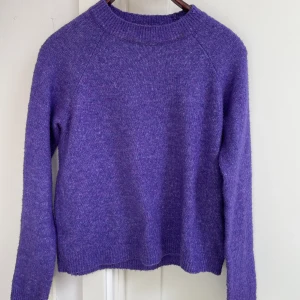 Stickad tröja - Säljer denna söta stickade tröjan. Använd fåtal gånger och är i ett bra skick. Skulle passa både XS/S. Tröjan är tunn och mjuk👌ny pris: 350 kr