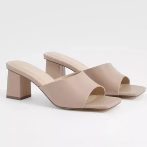 Mules med bred passform - Stilrena mules med blockkack, bred passform och låg/medelhög klack (6cm). Ser ljusare ut på bilderna än vad dem är i verkligheten, de är mer ljusbruna än beiga (jämför med vita i sista bilden). Storlek 40, rymliga i storleken. Helt nya och oanvända 🤍