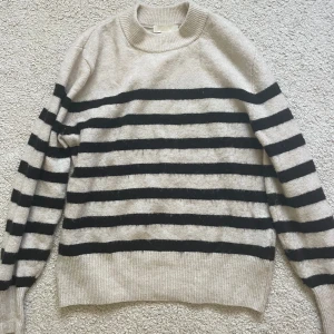 Stickad tröja hm  - Säljer nu denna super mysiga stickade tröjan från hm som är slutsåld i storlek XS då den ej kommer till användning för mig💕💕