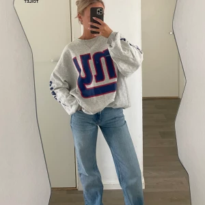 Grå collagetröja - En grå sweatshirt med tryck