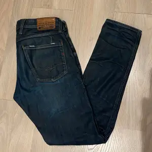 Säljer nu dessa asfeta Replay Anbass jeans i ett gott skick i en extremt snygg tvätt! Storleken är 32/34! Nypris ligger på 1799kr❌ säljer nu för endast 499kr✅ Hör av dig vid minsta lilla fundering!! 😊😊