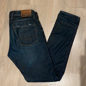 Replay Anbass Jeans - Säljer nu dessa asfeta Replay Anbass jeans i ett gott skick i en extremt snygg tvätt! Storleken är 32/34! Nypris ligger på 1799kr❌ säljer nu för endast 499kr✅ Hör av dig vid minsta lilla fundering!! 😊😊