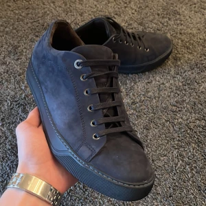 Mörkblå lanvins - Skorna är i princip nyskick och inga defekter👍 Säljet de för jag fick ett par nya i födelsedagspresent. Skorna är i yk 7 men passar mig som har runt 42. Sulan är 27-28cm. Perfekta nu till sommaren🌟