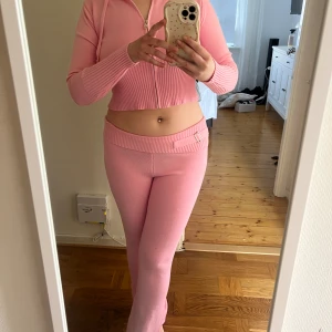 Rosa populärt set  - Jag har endast provat den som på bilden, storlek M 