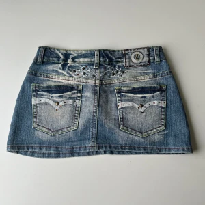 Lågmidjad jeanskjol - Vintage PERFEKT lågmidjad minikjol från T.M. Midjemått: 72 cm, stretchig. Längd: 28 cm 💕