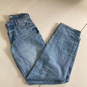 Säljer dessa jeans från Gina tricot. Använda fåtal gånger pågrund av att de är försmå, de är i ett bra skick👌💕Det är inte min bild men det är exakt den modellen på jeans som på bilden. Modellen på jeansen är straight led👌 ordinarie pris: 500 kr.