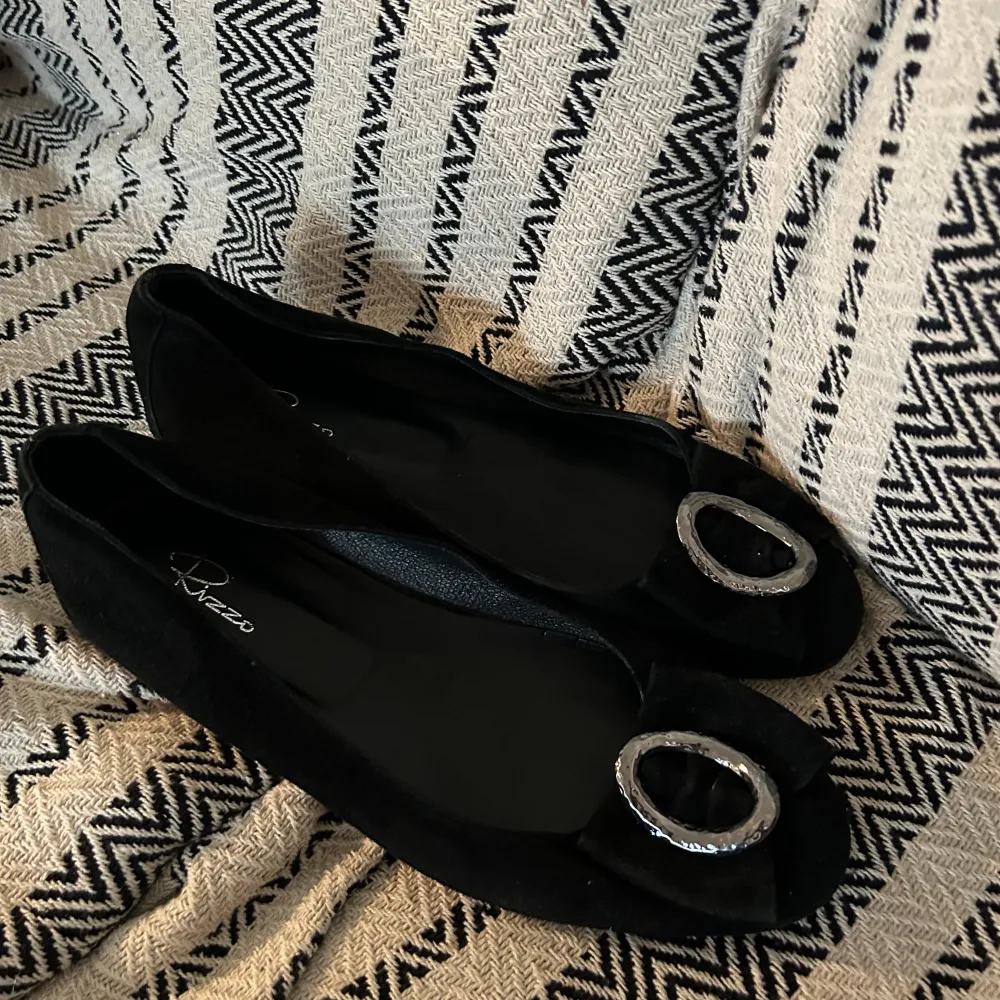 Ett par söta sandaletter i en mockaimeterings material med en fin rosett framtill💝. Skor.