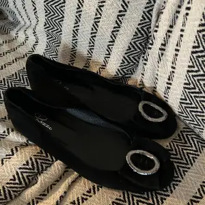 Ett par söta sandaletter i en mockaimeterings material med en fin rosett framtill💝