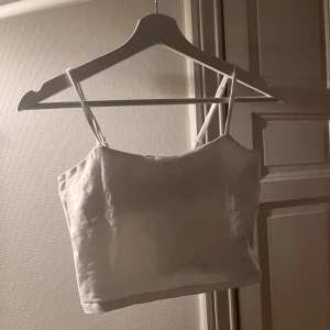 linne  - Ett vitt linne/topp från lager 157