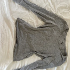 Grå långärmad tröja  - väldigt bra skick, har bara använt några fåtal gånger. säljer för att jag inte använder💖