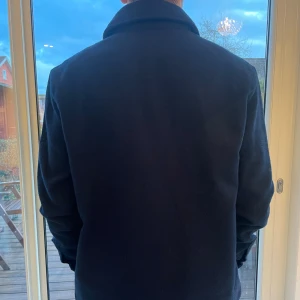 Donce De La Sense overshirt - En fet overshirt från Donce De La Sense i storlek S. Den passar ganska bra men kan också passa för de med storlek M. Jättebra skick och köpt nyligen. Skriv vid frågor eller fler bilder! 