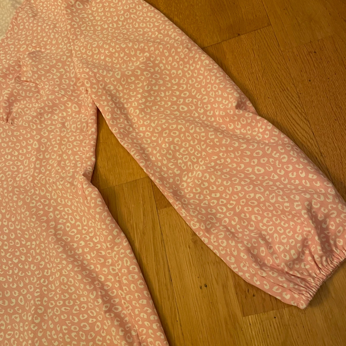 Rosa kort klänning med mycket detaljer - 91