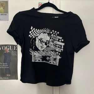 svart baby tee  - svart kort t-shirt!💗 bra skick bara använt fåtals gånger