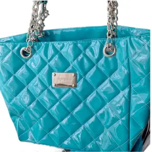 En väska från Italien! Har aldrig använt den. Den är i en blå/grön färg med silvriga kedjor 🫶🏼 Ge gärna prisförslag .