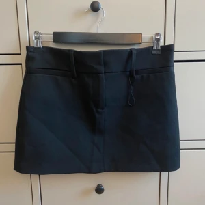 Zara minikjol - Superfin kjol från Zara i stl XS. Nypris: 399kr. Oanvänd.