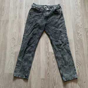 Fina och sköna stentvättade  jeans från hm som är för små. Ny pris 300kr