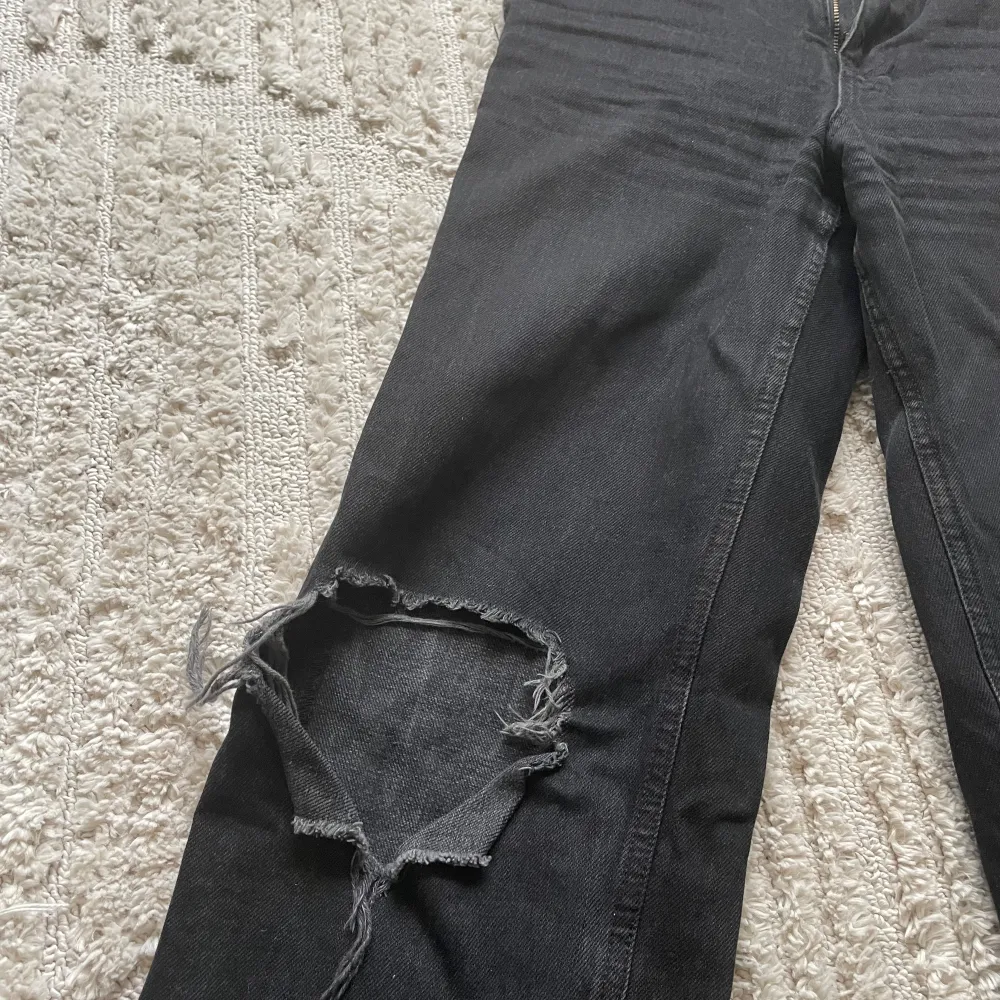 Svarta jeans från Gina tricot i storlek 32. Dom är i ett perfekt skick och färgen är bra trots att det är svarta jeans. Dom är lite korta för mig och jag är 170 så skulle säga att man ändå ska vara 165 eller kortare 🥰. Jeans & Byxor.