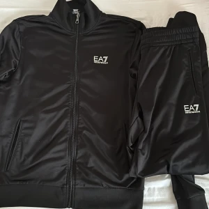 Armani Ea7  - Storlek S   Köpt från JDSports för 1500kr  Skick 9/10 Säljer ej koftan eller byxorna enskilt!