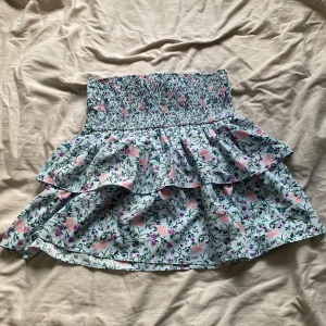 Söt kjol - Sommrig söt kjol, jag säljer den då jag aldrig använder den❤️