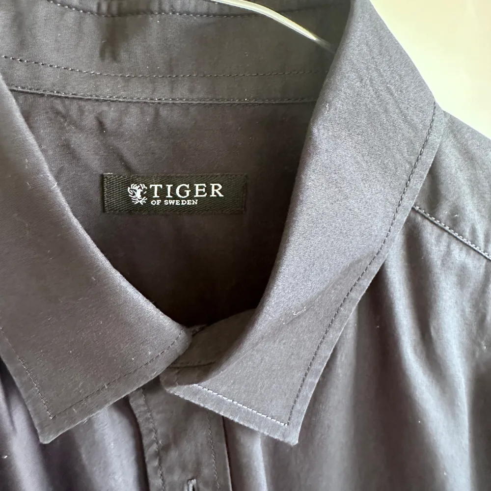 Svart skjorta från Tiger of Sweden Aldrig använd, i skick som ny 100% bomull  Storlek 39. Skjortor.