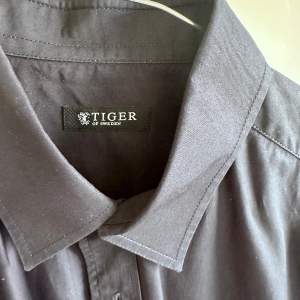 Svart skjorta från Tiger of Sweden Aldrig använd, i skick som ny 100% bomull  Storlek 39