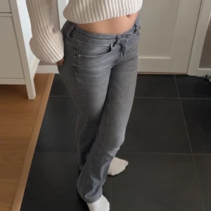 Gråa Bootcut Jeans från Only - Säljer då de är lite korta för mig. Pris går att diskuteras!!!💞(storlek: S 30) för mer bilder eller info, skriv till mig💞