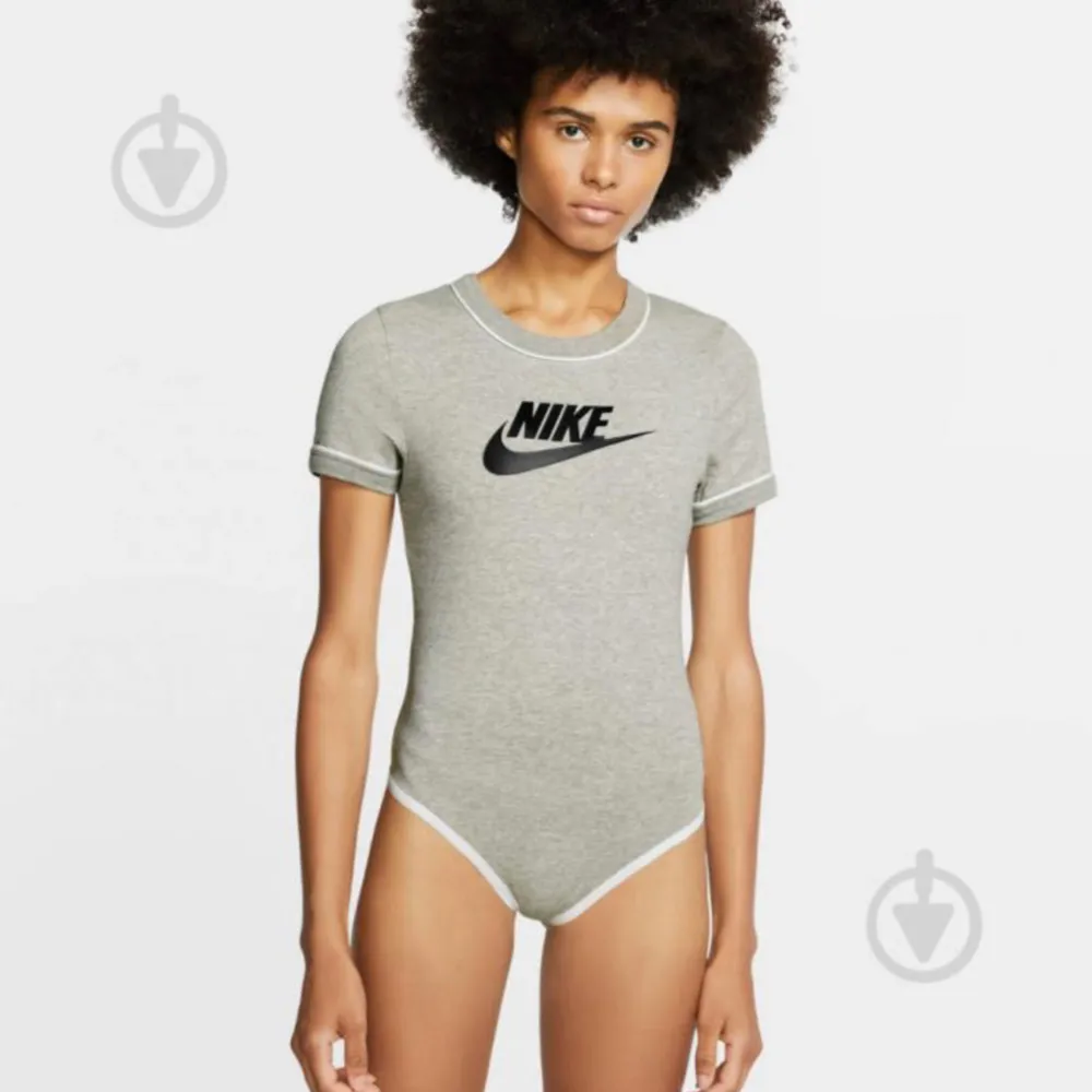 Grå bodysuit från Nike, original, köpt för 399kr säljer för 170kr. Säljer den första bilden med grå body och svart Nike text. Mycket skön material, kan säga att den är i helt ny skick då den endast är använd en gång🫶🏼. Sport & träning.