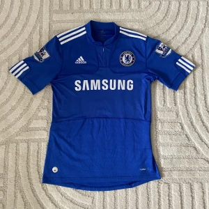CHELSEA FOTBOLLSTRÖJA  - ORIGINAL CHELSEA HEMMA/ 2009-2010 Frank Lampard #8  STORLEK: S PRIS: 799 SEK   OBS! Produkten stryks innan den fraktas iväg. Vid köp eller funderingar kontakta oss.   Instagram: @beyondthekits EJ REPLIKA #chelsea#adidas#lampard