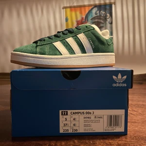 Adidas campus 00 - Säljer ett par helt nya gröna adidas campus 00 i storlek 37 1/3.  Extra snören och kvitto finns.  Skriv vid intresse.