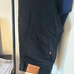 Levis jeans size 31W 34L - Hej! Säljer ett par svarta Levis 501or i storlek 31W 34L. Jeansen är i väldigt bra skick och är sparsamt använda. Nypris är cirka 1200 vårt pris 399. Vid frågor och funderingar så hör gärna av dig till oss. Mvh AL_closet.