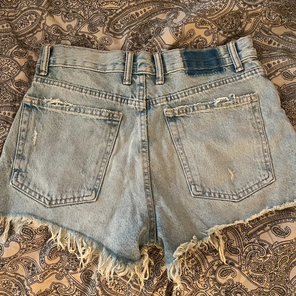 Supersnygga jeansshorts från zara i nyskick! Säljer pga att dom tyvärr inte passade mig💓. Shorts.