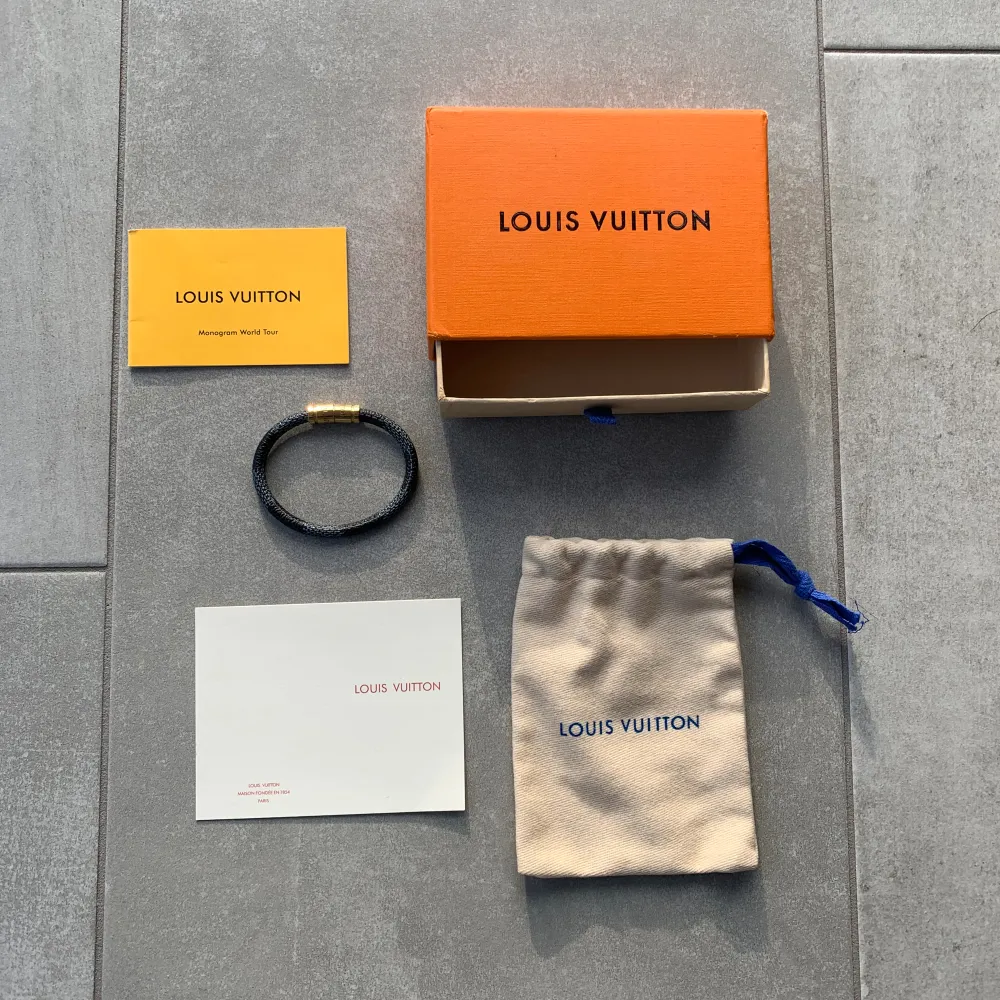 Ett Louis Vuitton armband av läder. Det använder sig av matrialet läder och och magnet för att sätta ihop. Armbandet är 17cm långt och riktigt snyggt och stilrent. Allt orginal tillkommer inklusive kvitto. Kontakta mig vid frågor 💯🙌🏻. Accessoarer.