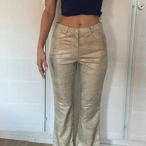 Byxor - Lågmidjade byxor storlek 36/38. 