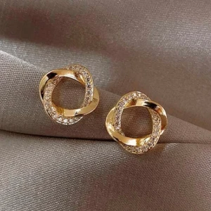 Mycket eleganta nya guldfärgade örhängen med strass Klassisk design tidlösa - Nya guldfärgade örhängen prydda med strass.  1,1 x 1,1 cm.  Stift.  Lättburna, passar till allt.   Nya och oanvända förstås.   Färdigprutade.  