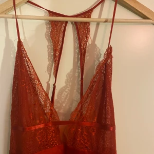 Rött spetsnattline - Kort rött nattlinne med spets, köpt på myrorna men jag har aldrig andvänt det:) Nattlinnet har en del skavanker vi spetsdelarna men är i övrigt i gott skick. Skriv gärna vid frågor💕