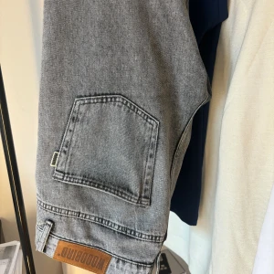 Woodbird jeans size 31W  L32 - Hej! Säljer ett par woodbrid jeans i passformen regular-fit. Jeansen är i väldigt bra skick. Nypris på dessa ligger kring 900-1000kr vårt pris 499. Priset går att diskutera! Vid frågor och funderingar så hör gärna av dig till oss. Mvh AL_ closet.