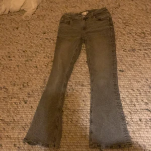 Jeans - Säljer detta jätte snygga low waist bootcut jeansen från Gina Young. De är i storlek 152💞 Höe av er om ni är intresserade 