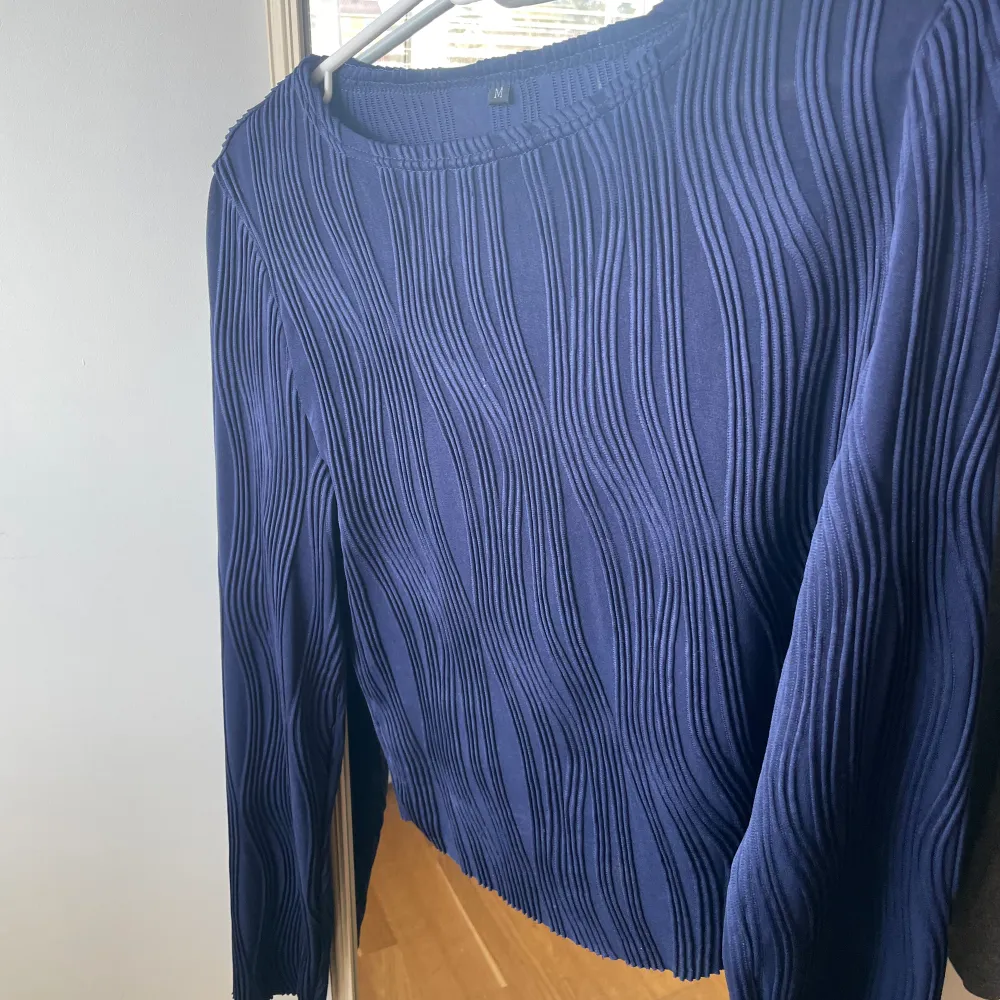 Säljer nu denna jätte fina marinblå tröjan från SHEIN. Så fin! Knappt använd och har inga tecken på användning! Säljer för 45kr+frakt❤️. Tröjor & Koftor.